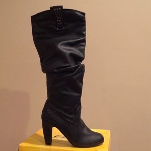 WOMEN'S BLACK BOOTS